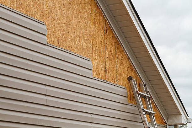 Professional Siding technician working in Walnut Creek, OH